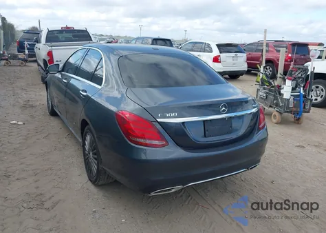 2015 Mercedes-Benz C 300 Luxury 4Matic z USA, uszkodzony, nr VIN 55SWF4KB0FU030722